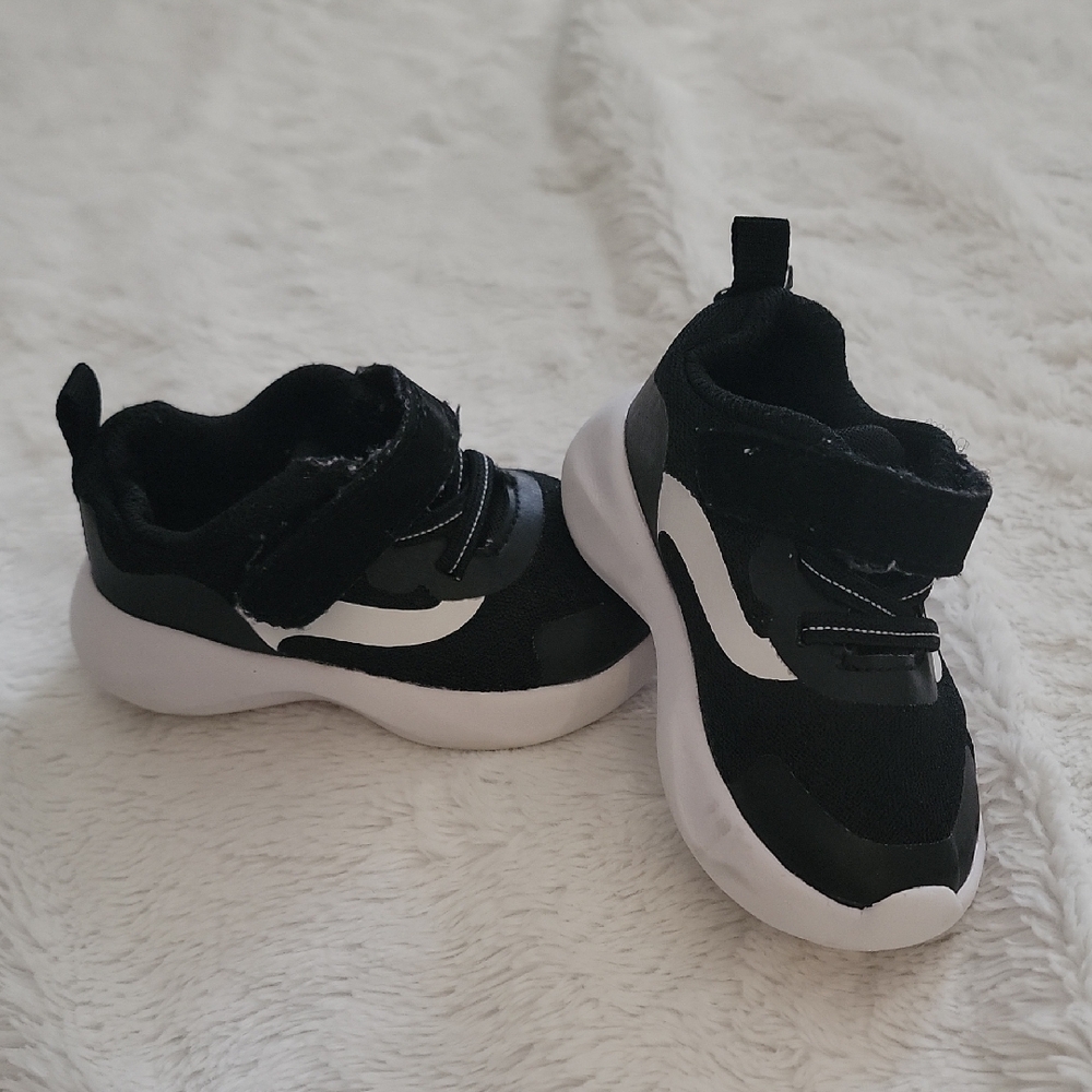 Toddler Black and White Sneakers Sz 4